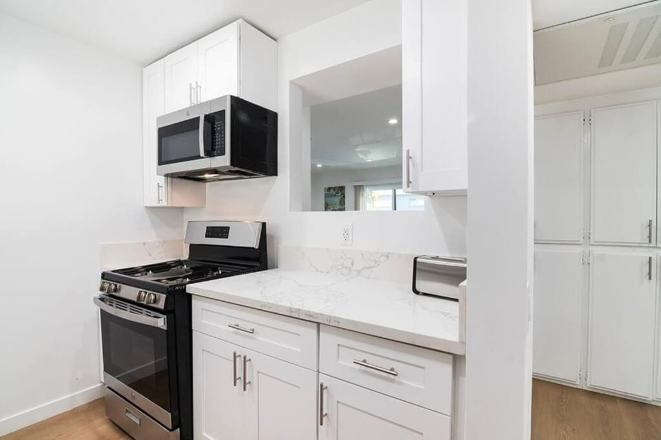 2BR Plus Bonus Room and Pool Access Near Universal Studios Apartment in Van Nuys