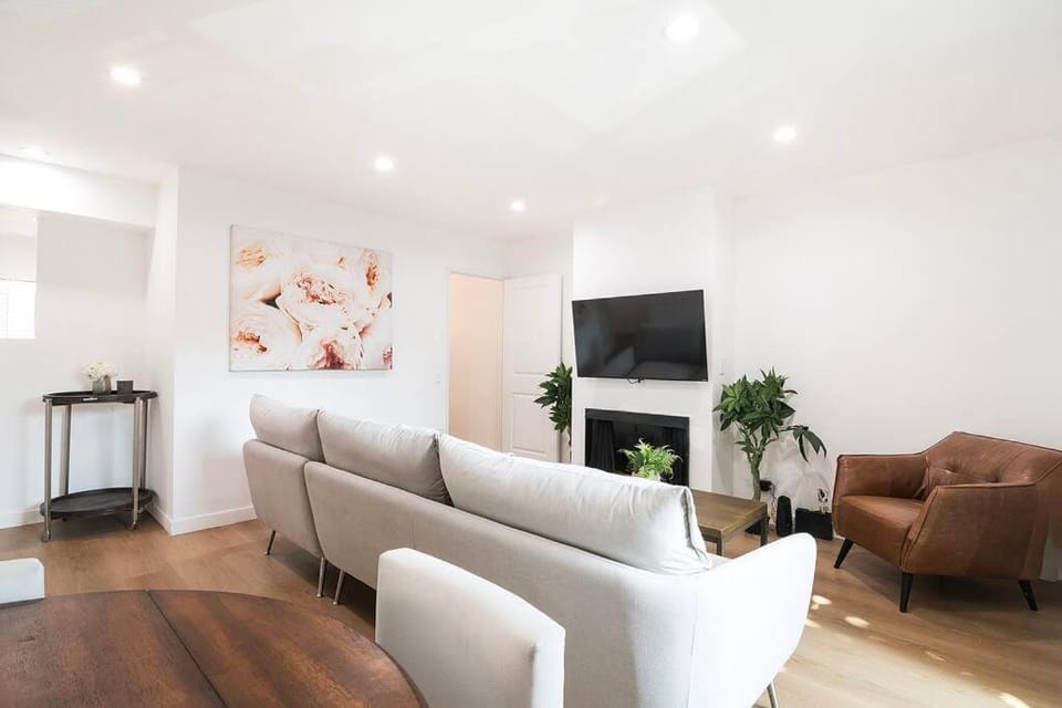 2BR Plus Bonus Room and Pool Access Near Universal Studios Apartment in Van Nuys