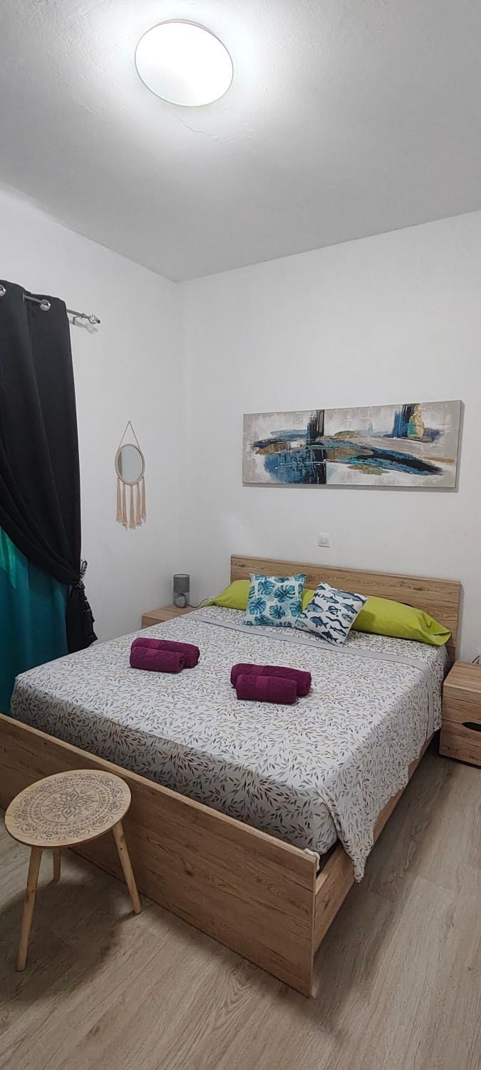 Bed, Photo of the whole room, Bedroom, towels