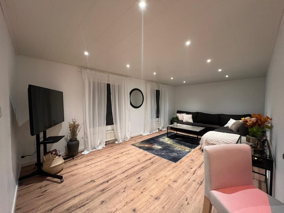 Communal lounge/ TV room, Bed, TV and multimedia, Living room, Photo of the whole room, Seating area, Evening entertainment