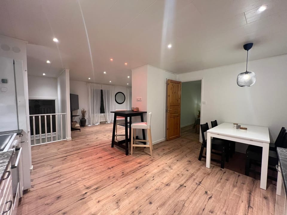 TV and multimedia, Kitchen or kitchenette, Living room, Seating area, Dining area