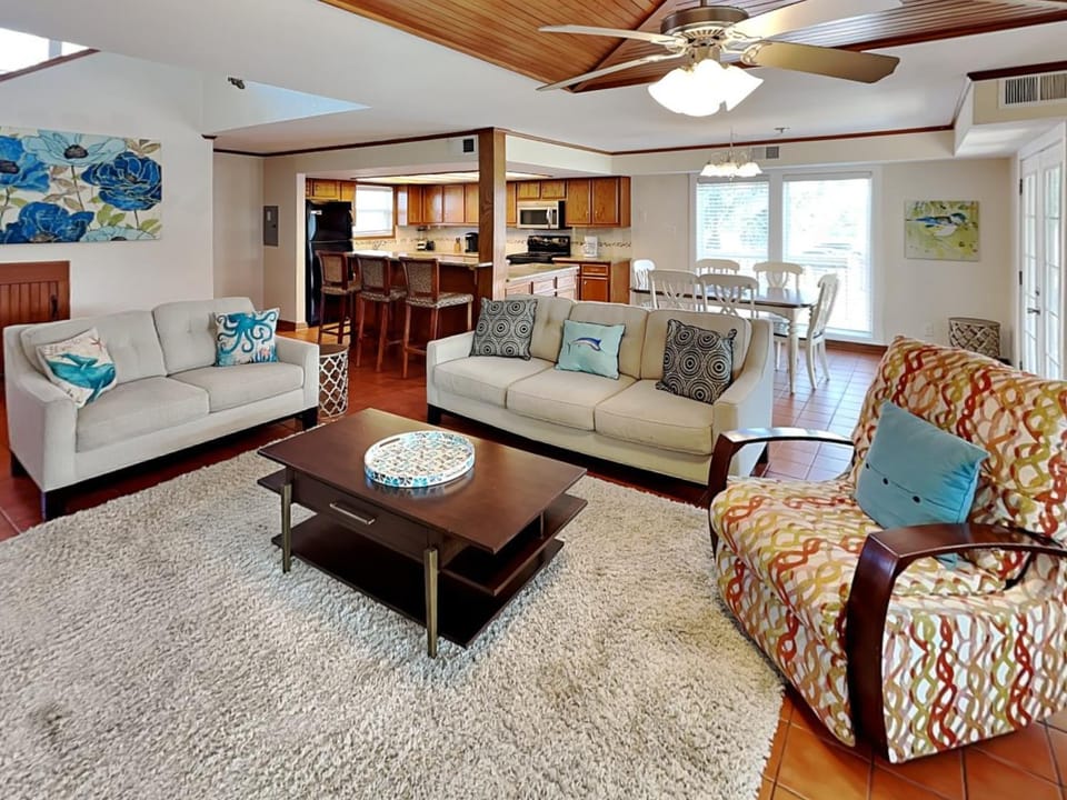 TV and multimedia, Kitchen or kitchenette, Living room, Seating area, furniture, microwave, air conditioner