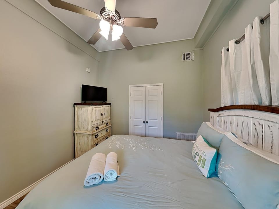Bed, TV and multimedia, Bedroom, furniture, towels