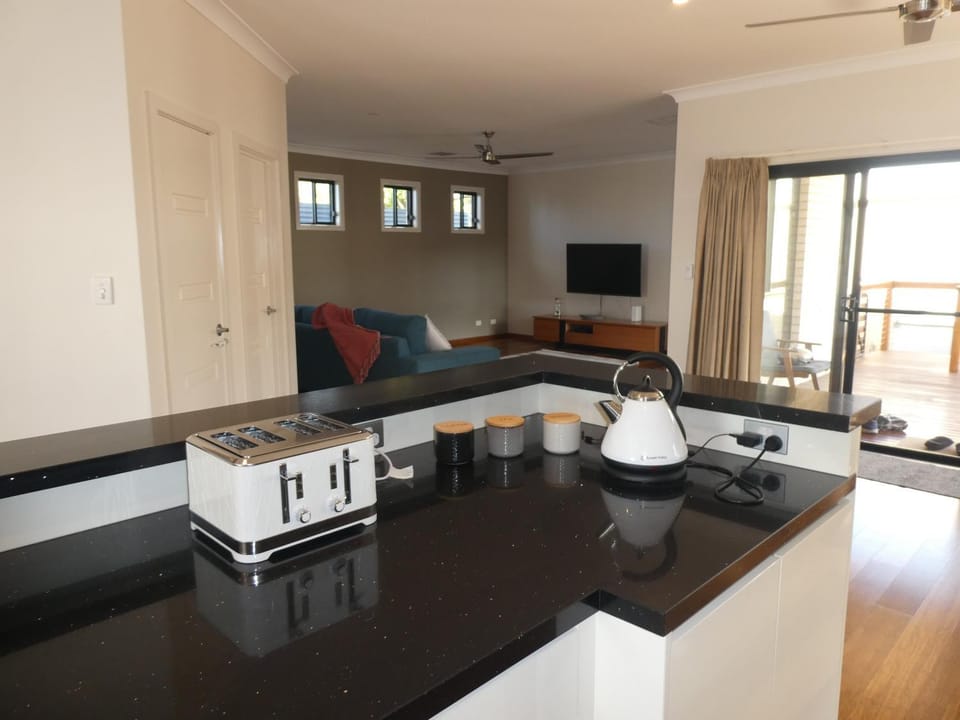 Kitchen or kitchenette, Kitchen or kitchenette