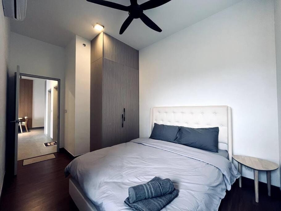 Photo of the whole room, Bedroom, wardrobe