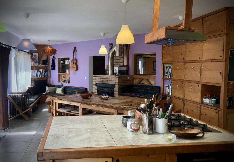 Kitchen or kitchenette, Dining area