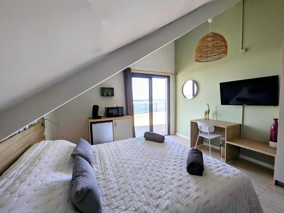 Bed, TV and multimedia, Living room, Photo of the whole room, Bedroom, minibar