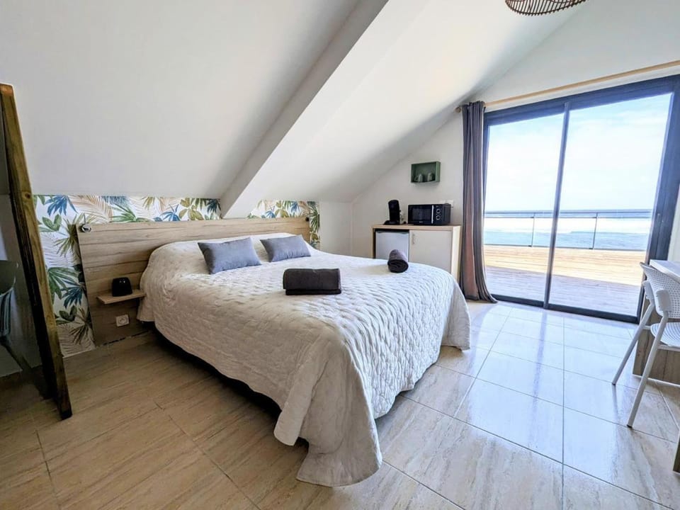 Bed, Photo of the whole room, Bedroom, Sea view