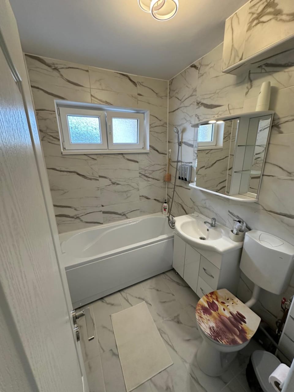 Shower, Toilet, Bathroom, Bath, towels