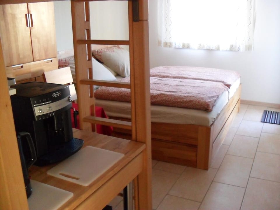 Coffee/tea facilities, Living room, Seating area, Dining area, Bedroom