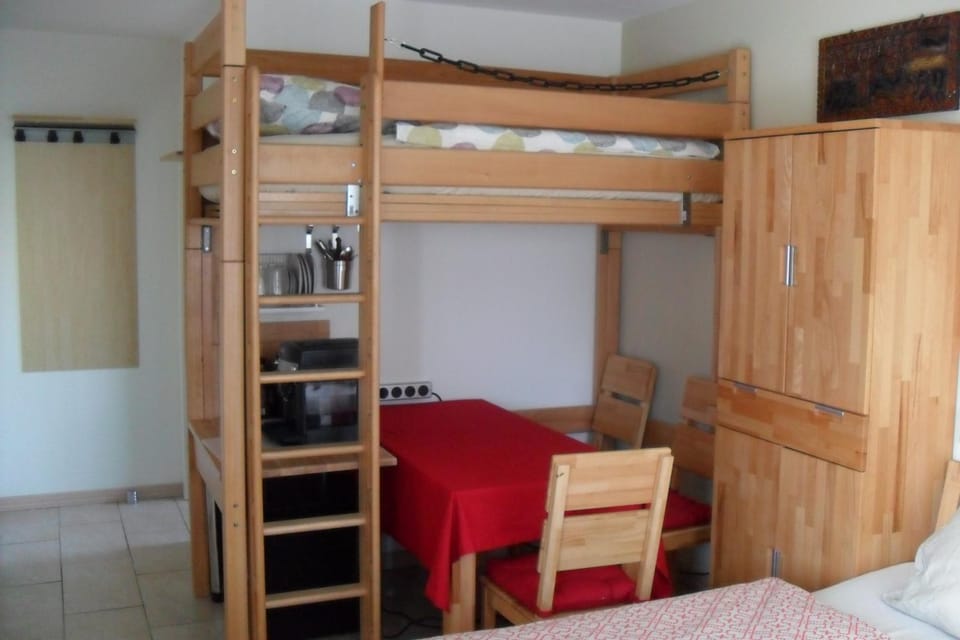 Coffee/tea facilities, Living room, Dining area, Bedroom, Food