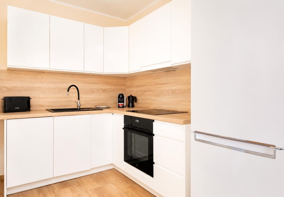 Coffee/tea facilities, Kitchen or kitchenette, oven, stove, toaster, kitchen
