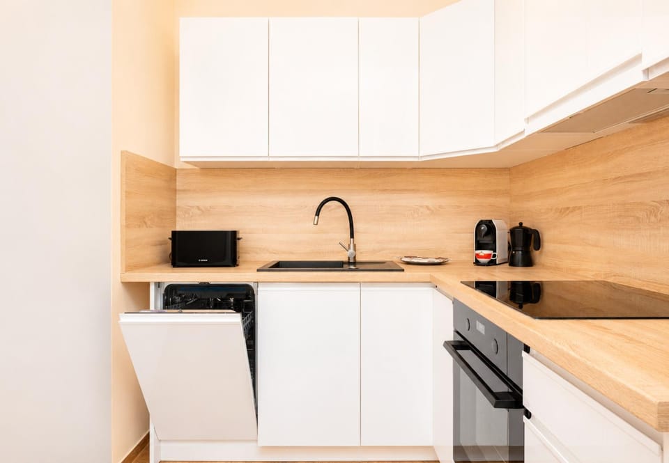 Coffee/tea facilities, Kitchen or kitchenette, oven, stove, toaster, kitchen