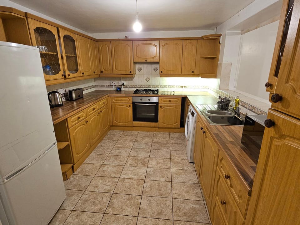 Coffee/tea facilities, Kitchen or kitchenette, dishwasher, oven, stove, toaster
