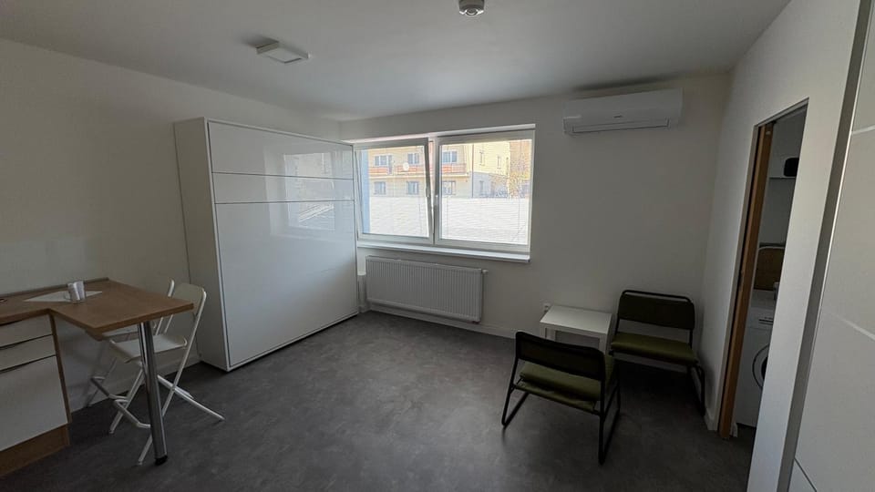 Kitchen or kitchenette, air conditioner