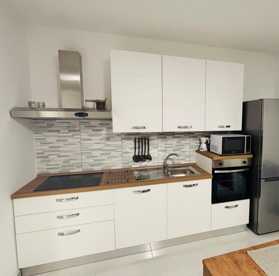 Kitchen or kitchenette, microwave, oven, stove