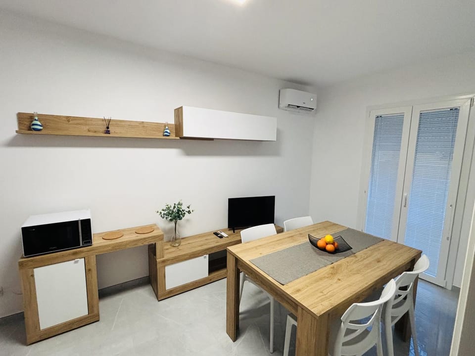 TV and multimedia, Living room, Seating area, microwave, air conditioner