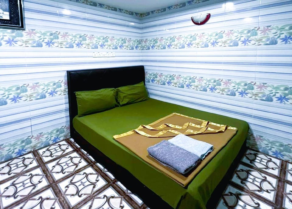 Bedroom, towels