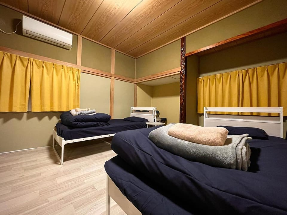 Bed, Photo of the whole room, Bedroom, air conditioner