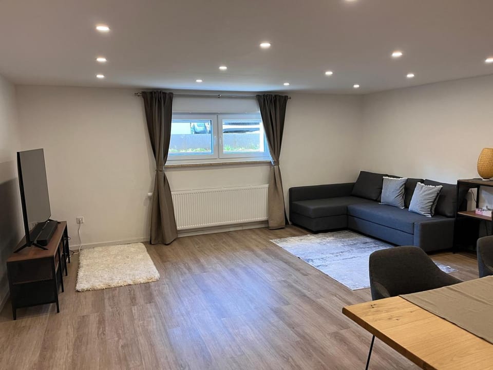 Communal lounge/ TV room, TV and multimedia, Living room, Seating area, Evening entertainment