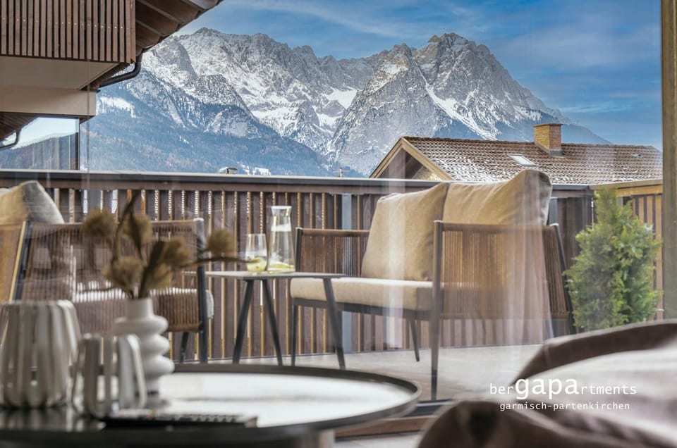 Day, Natural landscape, View (from property/room), Balcony/Terrace, Seating area, Mountain view