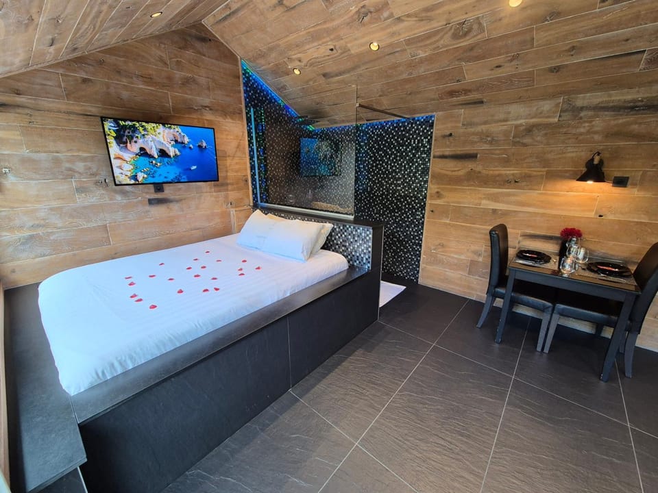 Bed, TV and multimedia, Bedroom