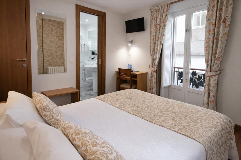 Bed, TV and multimedia, Photo of the whole room, Bedroom