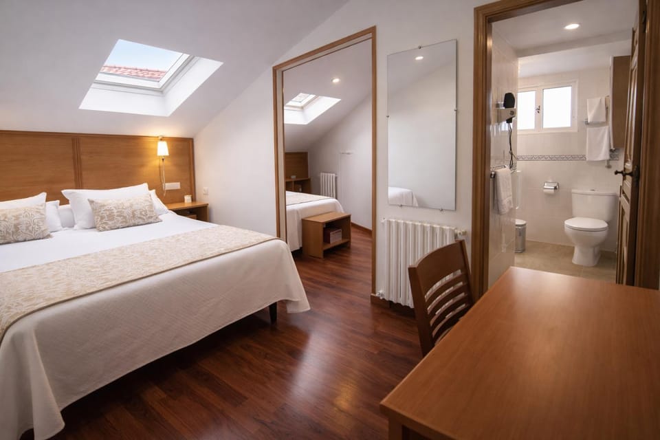 Bed, Bathroom, Photo of the whole room, Seating area, towels