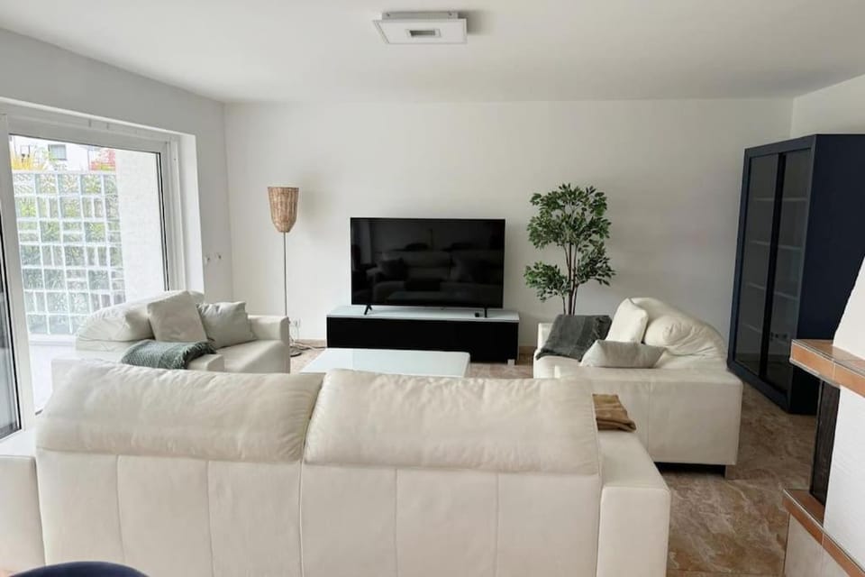Communal lounge/ TV room, TV and multimedia, Living room, Seating area, Evening entertainment