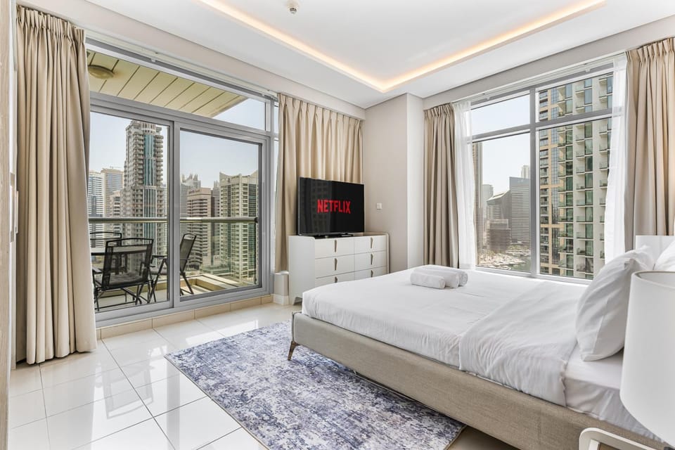 Stunning 2BR with Canal Views in Dubai Marina Apartment in Dubai