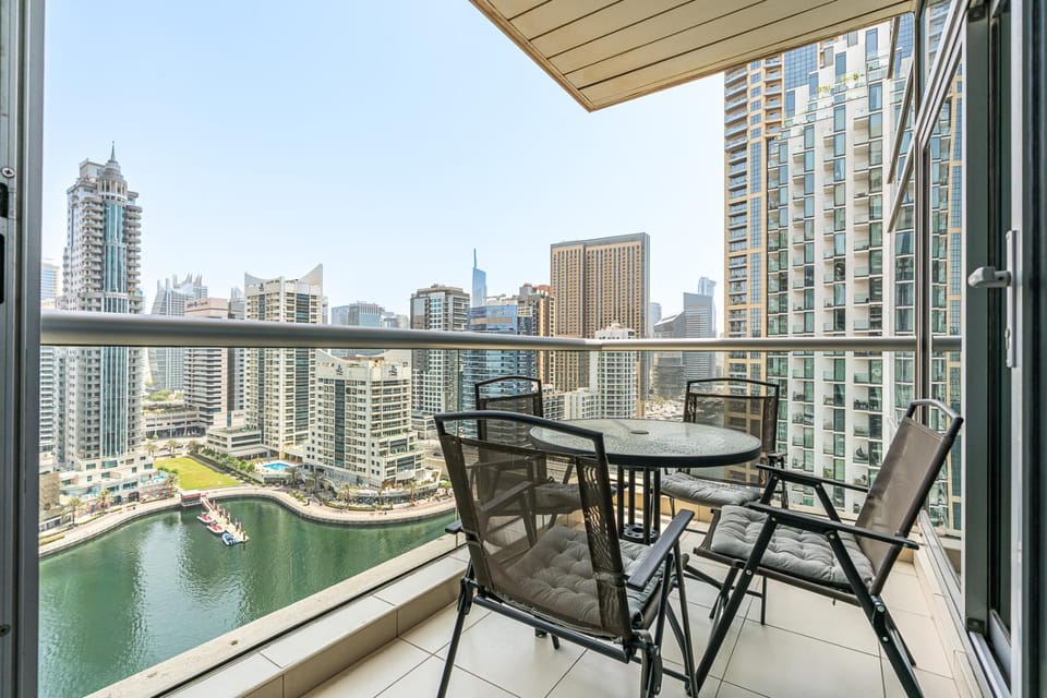 Stunning 2BR with Canal Views in Dubai Marina Apartment in Dubai
