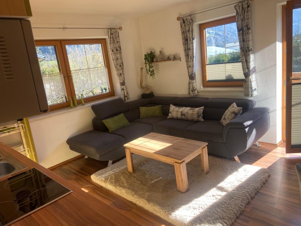 Living room, Seating area, kitchen