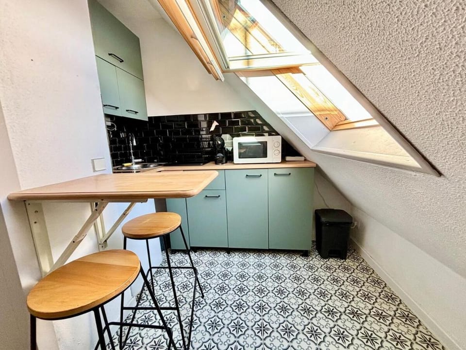 Kitchen or kitchenette, Dining area, stove