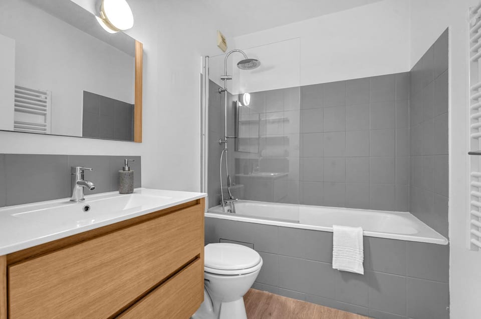 Shower, Toilet, Bathroom, Bath, towels