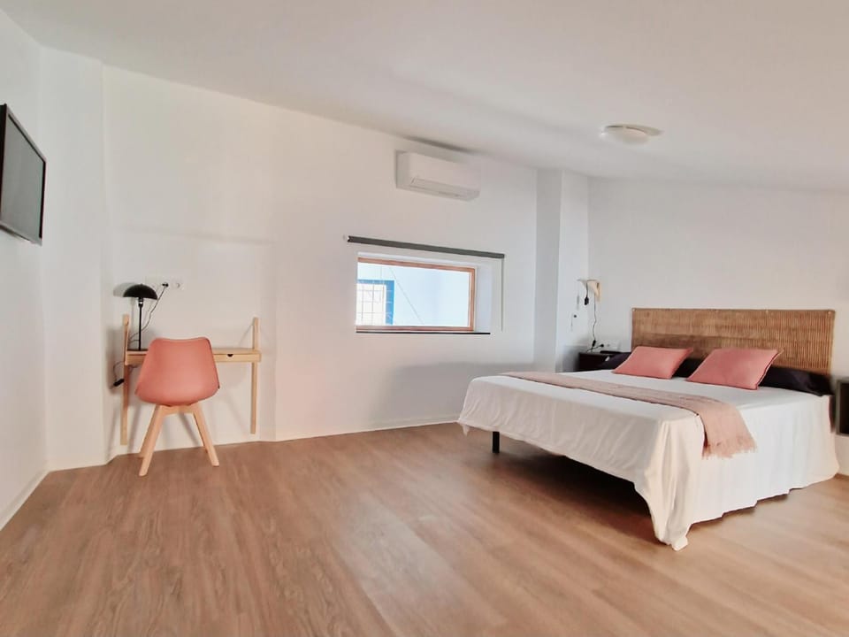 Bed, Bedroom, Area and facilities