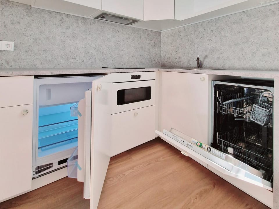 Coffee/tea facilities, dishwasher, microwave, oven, stove