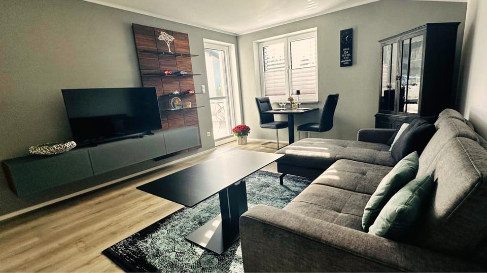 TV and multimedia, Living room, Seating area, Dining area