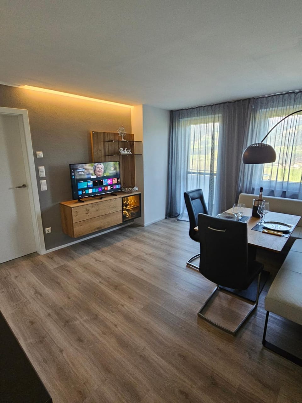 TV and multimedia, Living room, Seating area, Dining area