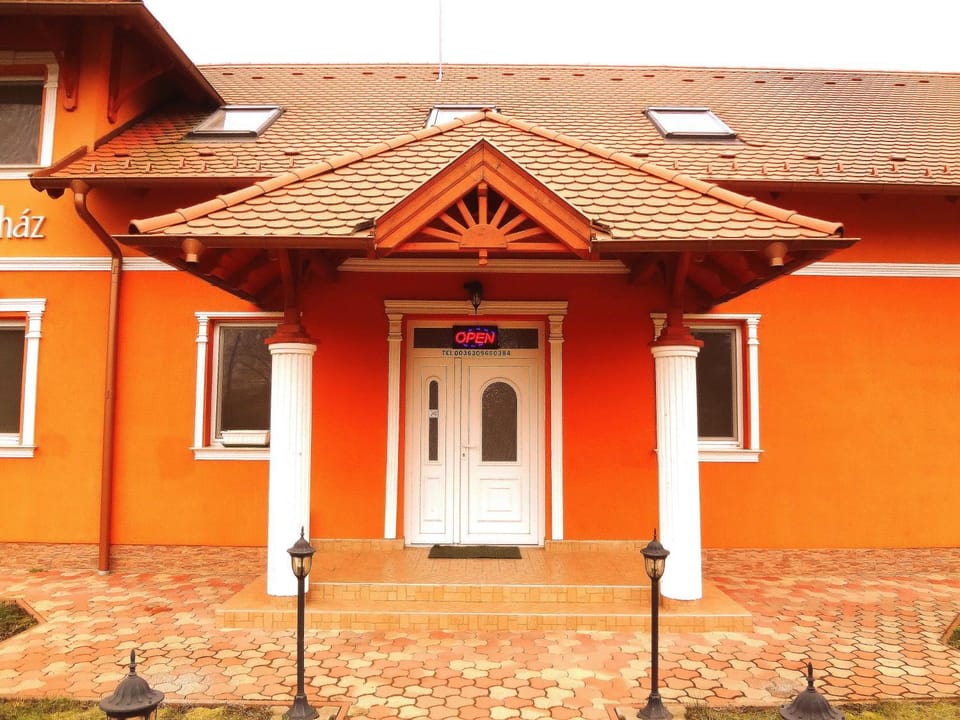 Facade/entrance