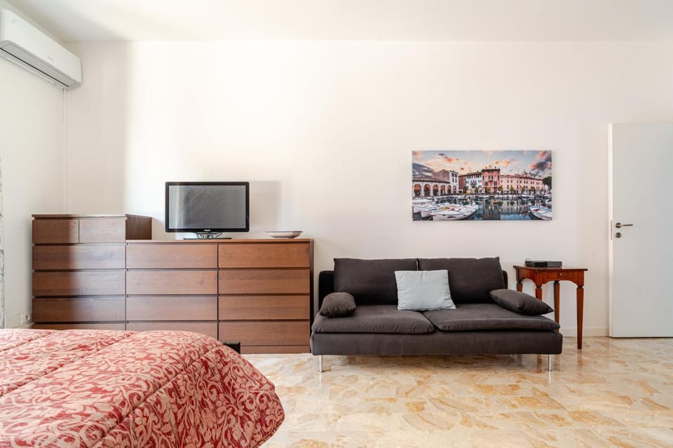 Bed, TV and multimedia, Bedroom, air conditioner