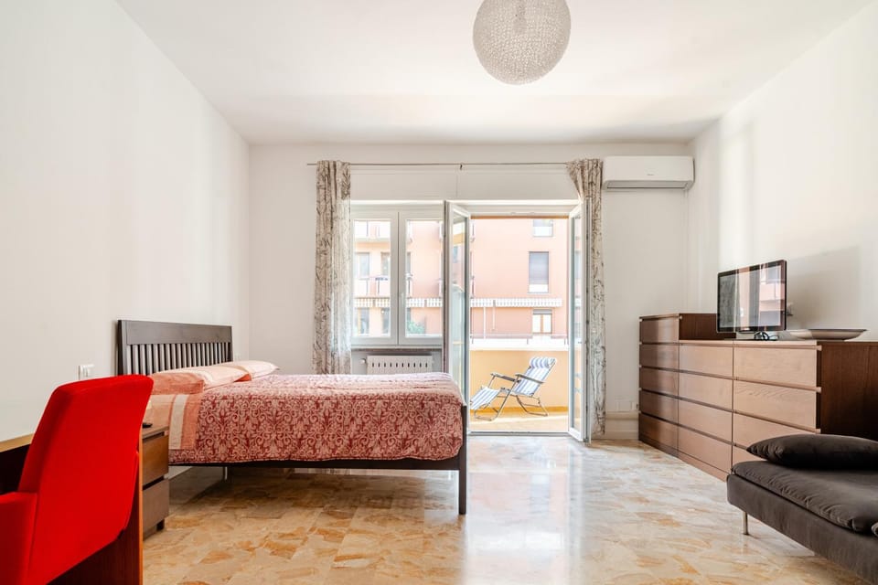 Bed, TV and multimedia, Bedroom