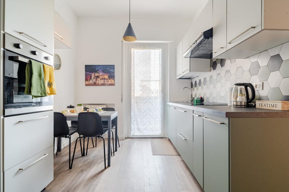 Coffee/tea facilities, Dining area, dishwasher, oven, stove