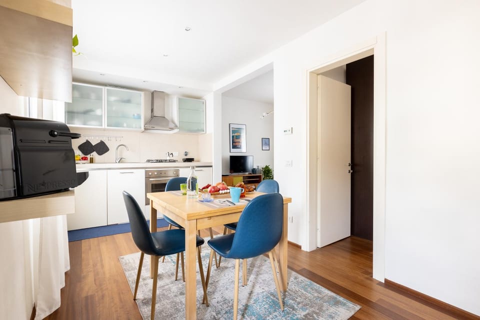Kitchen or kitchenette, Dining area, oven, stove