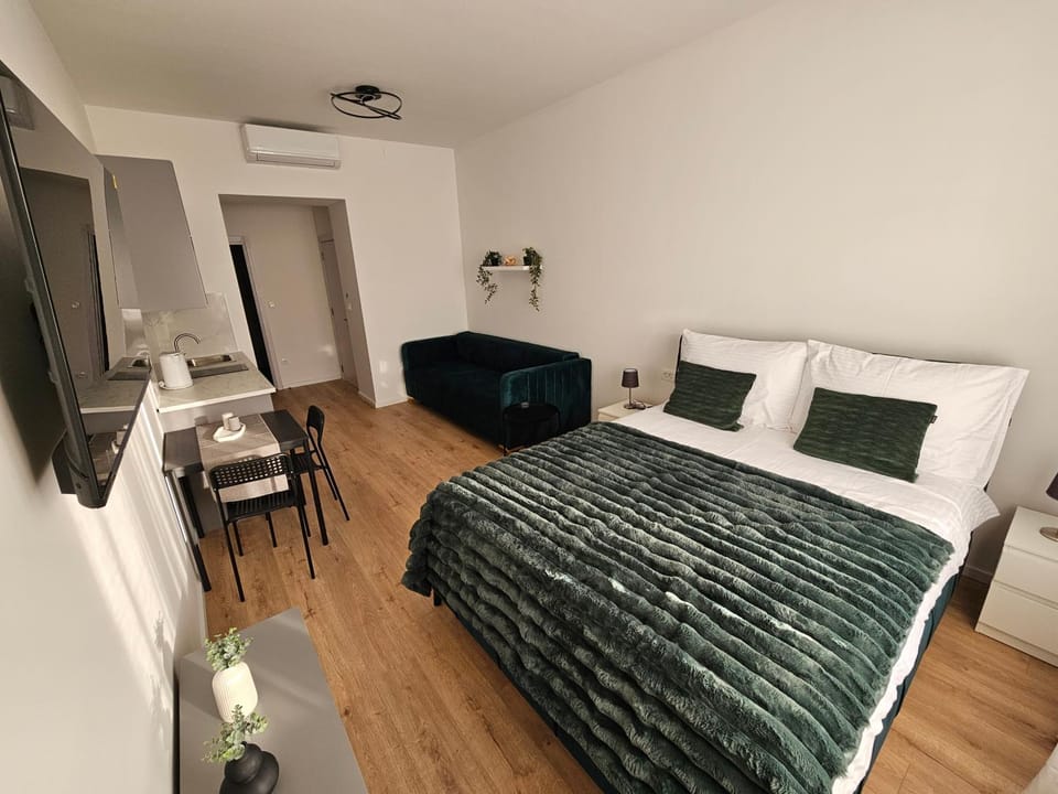 Communal lounge/ TV room, Bed, TV and multimedia, Kitchen or kitchenette, Living room, Photo of the whole room, Seating area, Evening entertainment, air conditioner