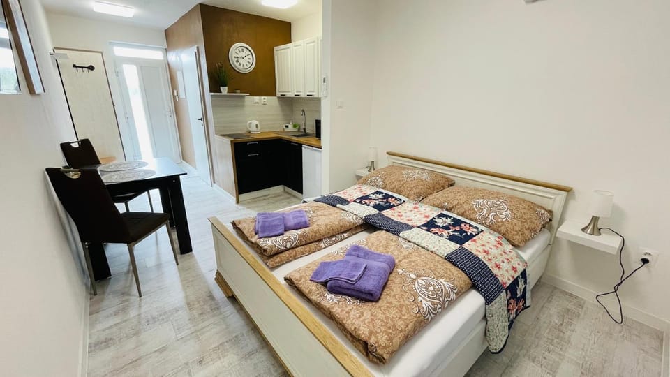 Photo of the whole room, Bedroom, towels