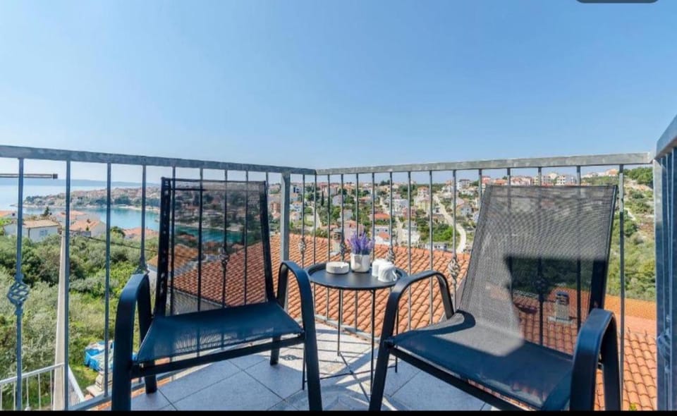 Natural landscape, View (from property/room), Balcony/Terrace, Seating area, Sea view