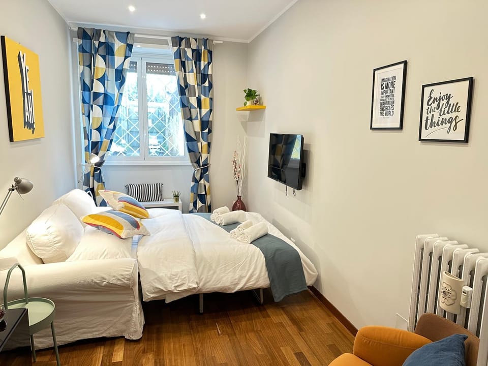 Bed, Living room, Seating area