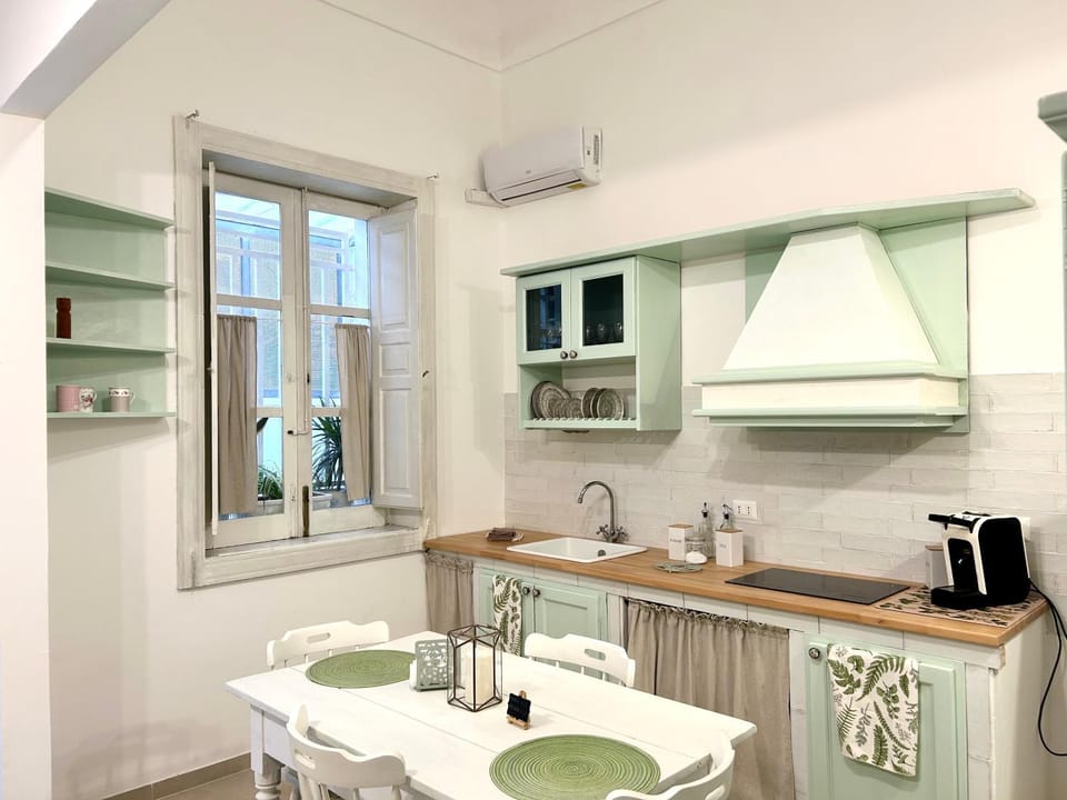Coffee/tea facilities, Kitchen or kitchenette, Dining area, minibar, stove, air conditioner