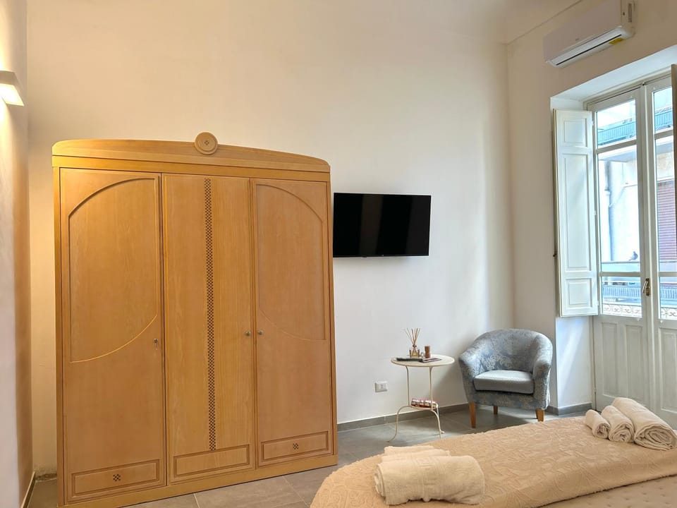 Bed, TV and multimedia, Photo of the whole room, Bedroom, towels, wardrobe