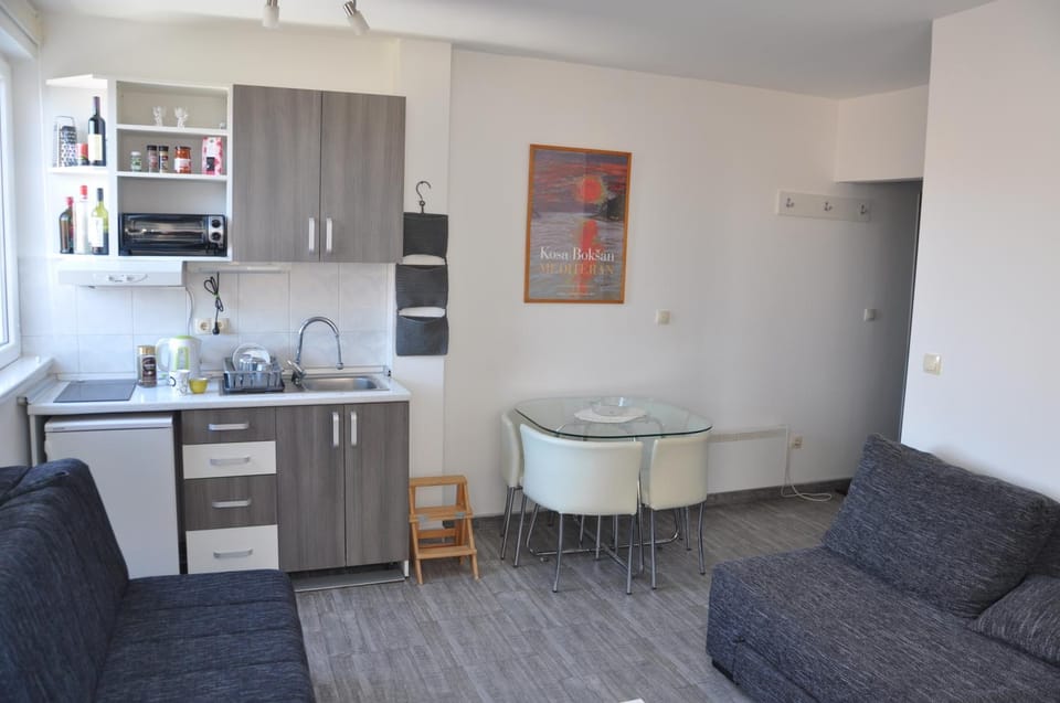 Kitchen or kitchenette, Dining area